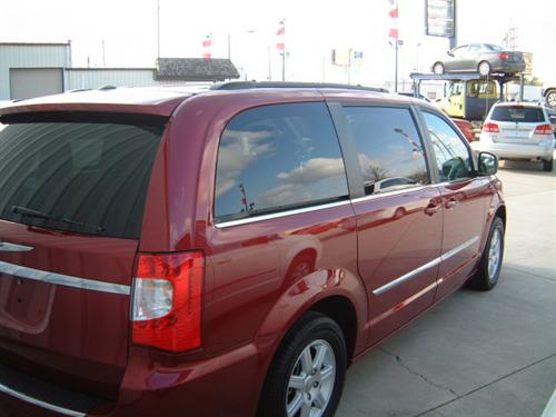 Chrysler Town and Country 2011 photo 1