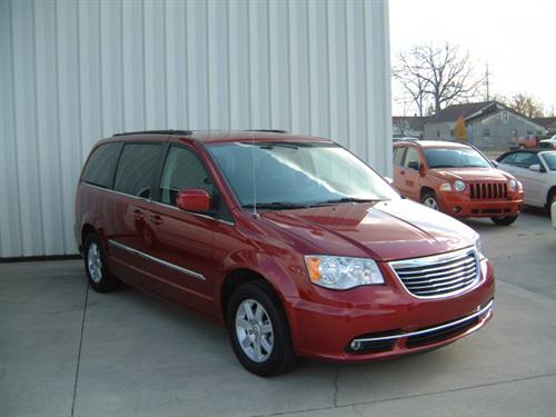 Chrysler Town and Country 2011 photo 2