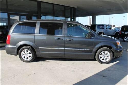 Chrysler Town and Country 2011 photo 1