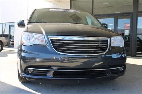 Chrysler Town and Country 2011 photo 2