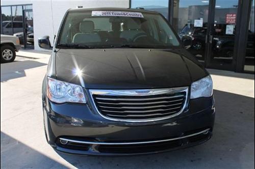 Chrysler Town and Country 2011 photo 3