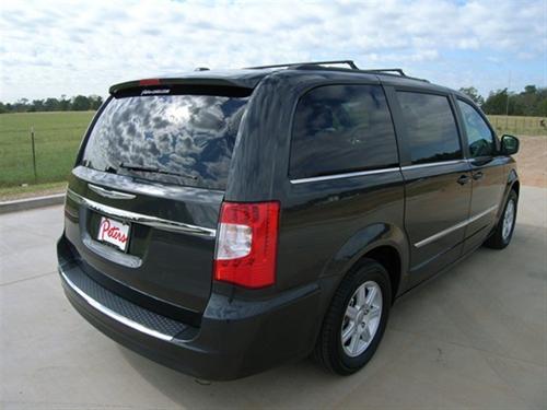 Chrysler Town and Country 2011 photo 3