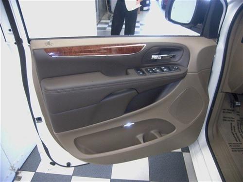 Chrysler Town and Country 2011 photo 1