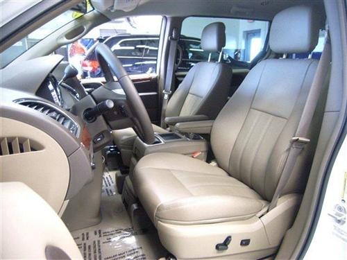 Chrysler Town and Country 2011 photo 2