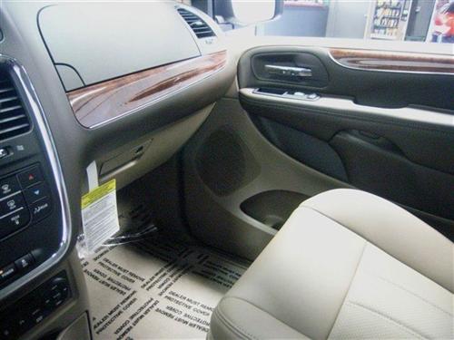 Chrysler Town and Country 2011 photo 3