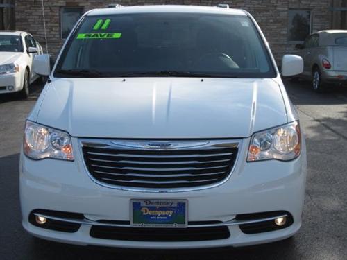 Chrysler Town and Country 2011 photo 2