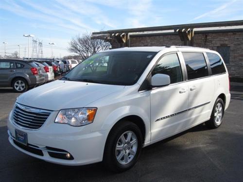 Chrysler Town and Country 2011 photo 3