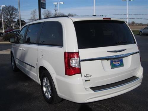 Chrysler Town and Country 2011 photo 5