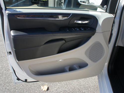 Chrysler Town and Country 2011 photo 2