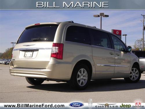 Chrysler Town and Country 2011 photo 2