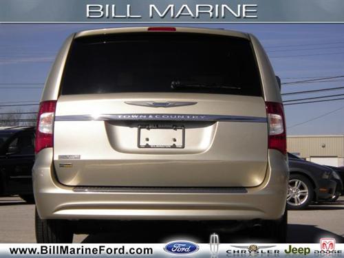 Chrysler Town and Country 2011 photo 3