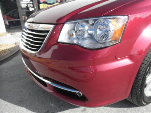 Chrysler Town and Country 2011 photo 2