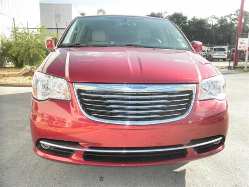 Chrysler Town and Country 2011 photo 3