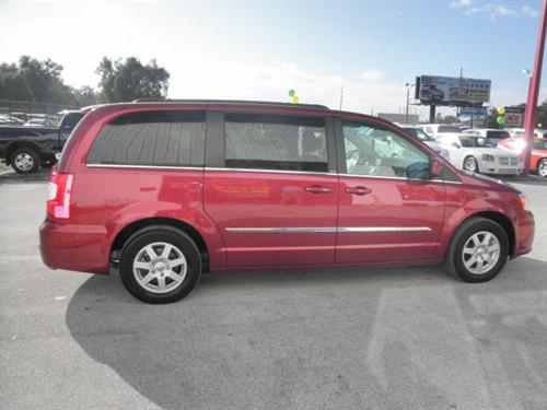 Chrysler Town and Country 2011 photo 5