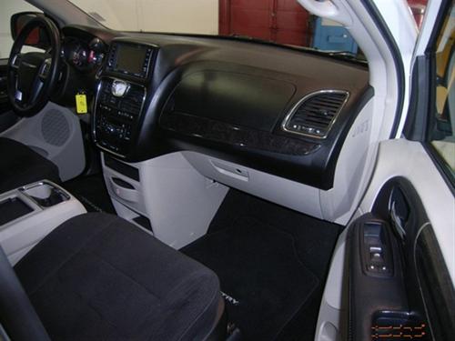 Chrysler Town and Country 2011 photo 2