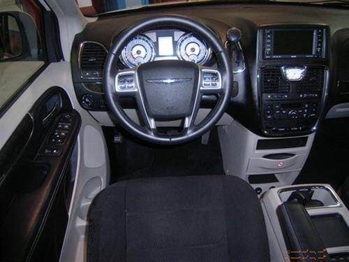 Chrysler Town and Country 2011 photo 3