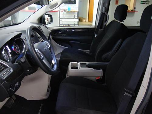 Chrysler Town and Country 2011 photo 2