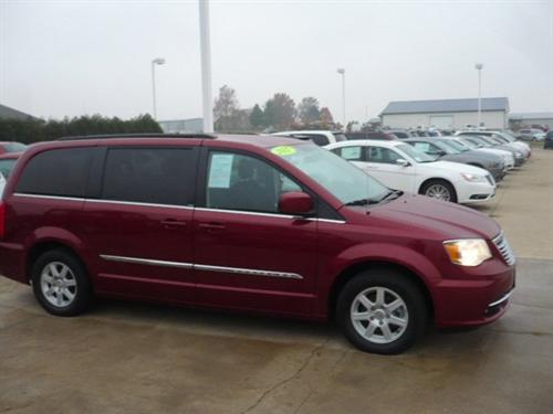 Chrysler Town and Country 2011 photo 3