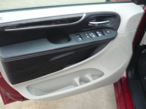 Chrysler Town and Country 2011 photo 4