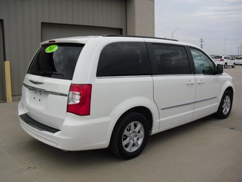Chrysler Town and Country 2011 photo 2