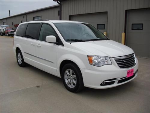 Chrysler Town and Country 2011 photo 3