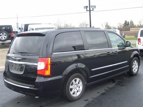 Chrysler Town and Country 2011 photo 1