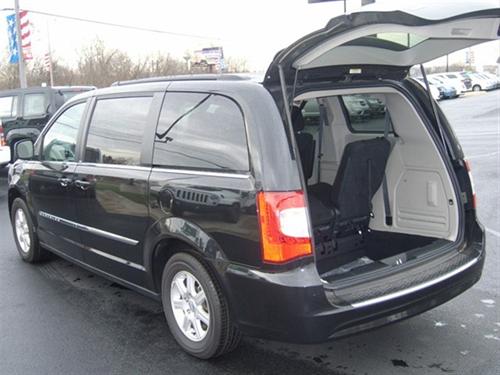 Chrysler Town and Country 2011 photo 2