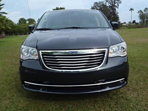 Chrysler Town and Country 2011 photo 2