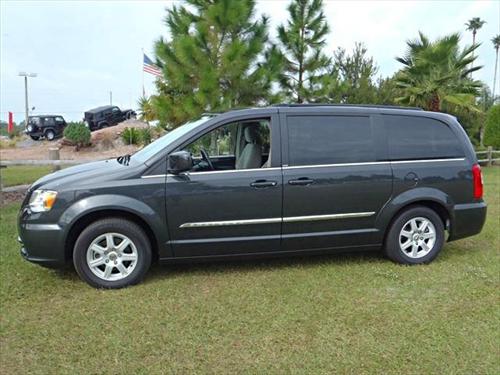 Chrysler Town and Country 2011 photo 3