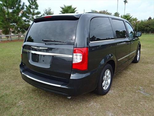Chrysler Town and Country 2011 photo 4