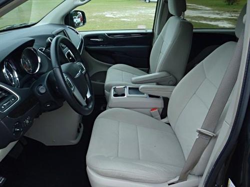 Chrysler Town and Country 2011 photo 5