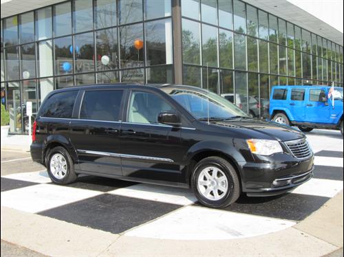 Chrysler Town and Country 2011 photo 1