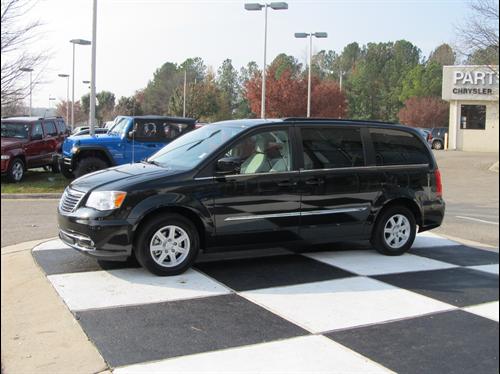 Chrysler Town and Country 2011 photo 2