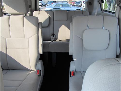 Chrysler Town and Country 2011 photo 3