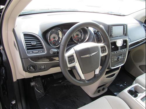 Chrysler Town and Country 2011 photo 4