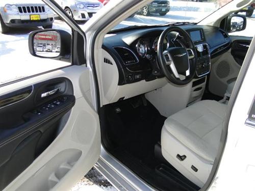 Chrysler Town and Country 2011 photo 1