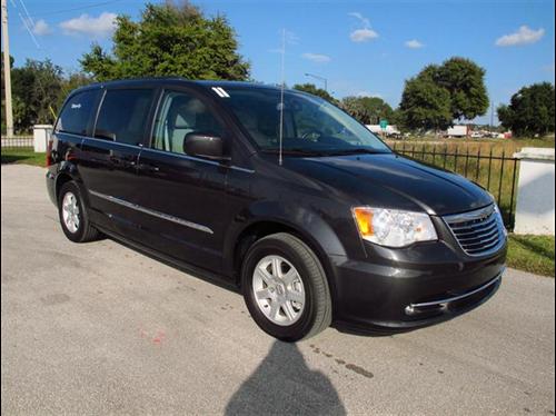 Chrysler Town and Country 2011 photo 2