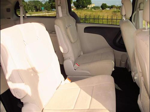 Chrysler Town and Country 2011 photo 3