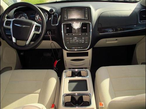 Chrysler Town and Country 2011 photo 4