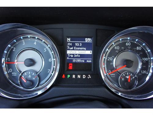 Chrysler Town and Country 2011 photo 2