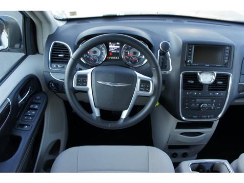 Chrysler Town and Country 2011 photo 1