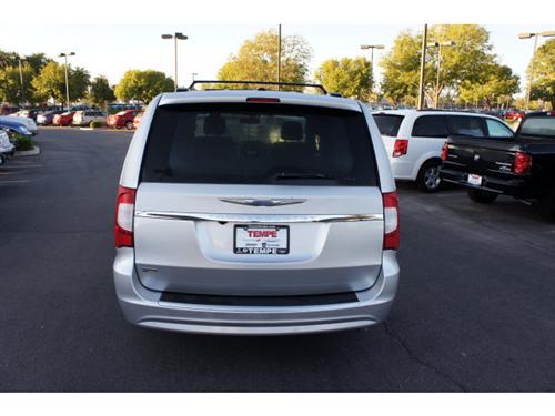 Chrysler Town and Country 2011 photo 2