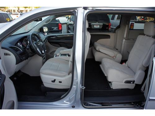 Chrysler Town and Country 2011 photo 4