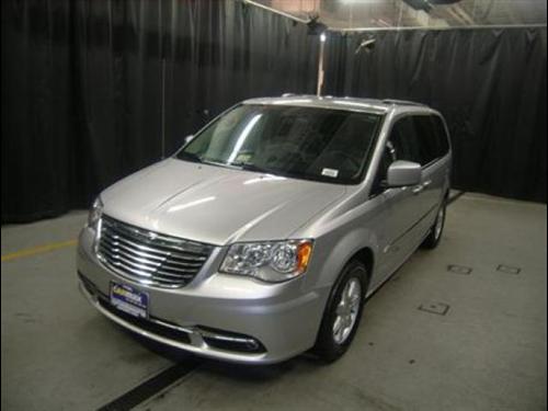Chrysler Town and Country 2011 photo 2