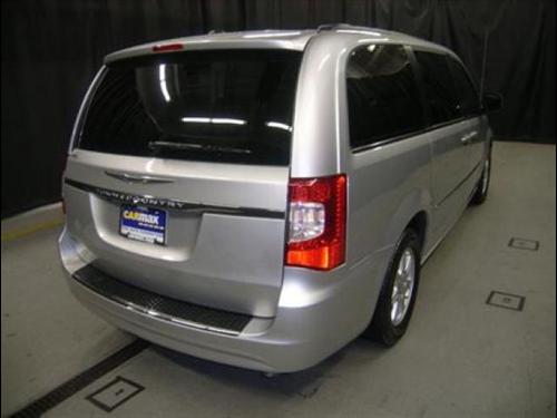 Chrysler Town and Country 2011 photo 3