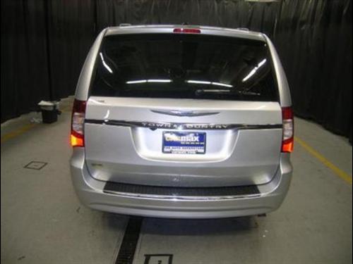 Chrysler Town and Country 2011 photo 4