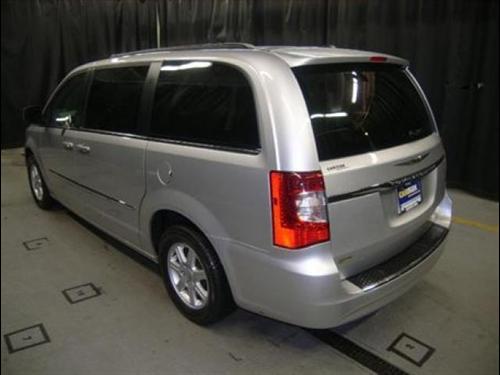Chrysler Town and Country 2011 photo 5