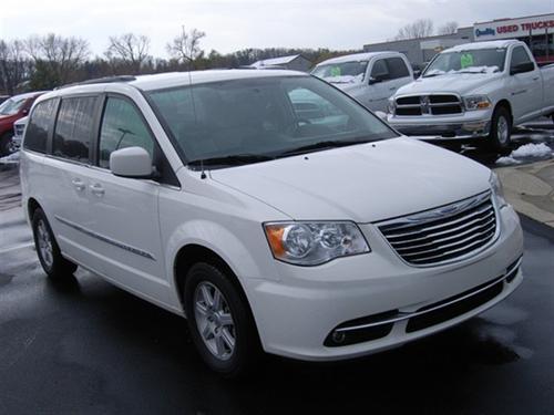 Chrysler Town and Country 2011 photo 2