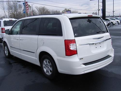 Chrysler Town and Country 2011 photo 3