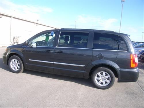 Chrysler Town and Country 2011 photo 2